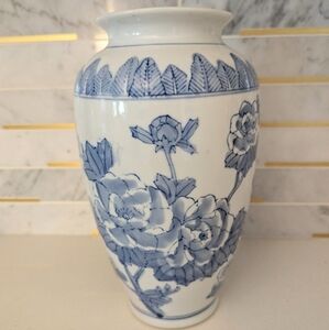 Vintage Chinoiserie decorative vase